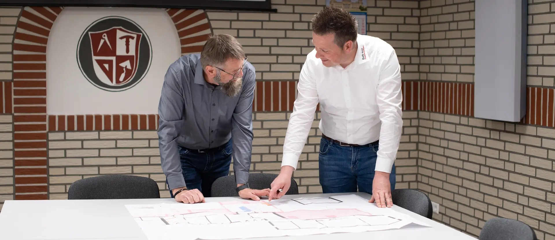 GEls Mitarbeiter besprechen Baupläne